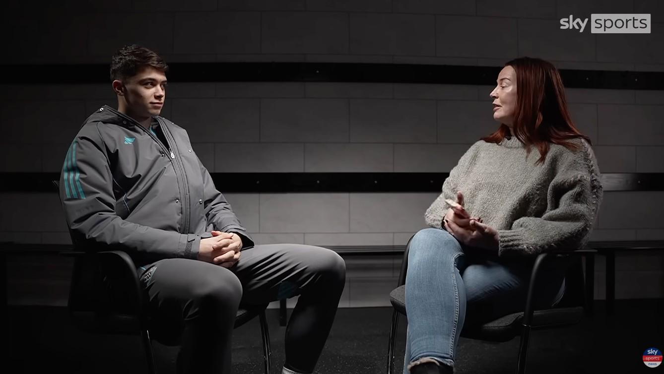 开云体育-刘易斯-米利:开始有点不习惯踢边后卫,现在已逐渐找到感觉