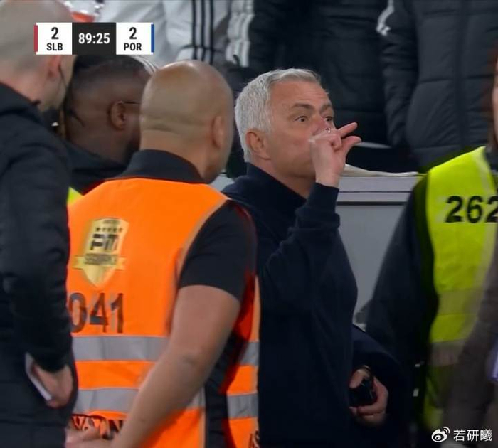 开云体育-穆里尼奥踢翻水瓶被罚下,球场最后时刻炸锅了|何塞·穆里尼奥|本菲卡|红牌|本菲卡足球俱乐部|国家德比_新浪体育_新浪新闻